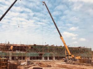 今日，PC構件配套混凝土攪拌樓主體結構順利結頂！